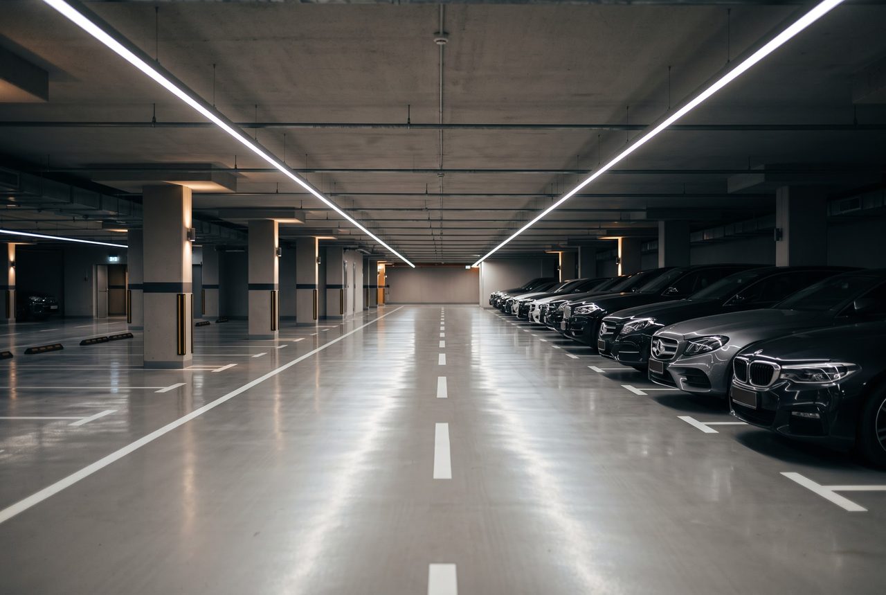 Düzenli ve aydınlık otopark